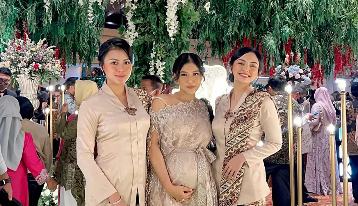 Bersama sahabatnya yang lain, ia pun terlihat kompak dengan busana berwarna coklat muda. Tampil berseri dengan senyum manisnya, banyak netizen yang mendoakan agar ia lekas menyusul sang sahabat di pelaminan. Diketahui bahwa pemain serial Titisan: Thalia Pewaris Tahta Iblis, saat ini sudah berusia 25 tahun. (Liputan6.com/IG/valtifanka)