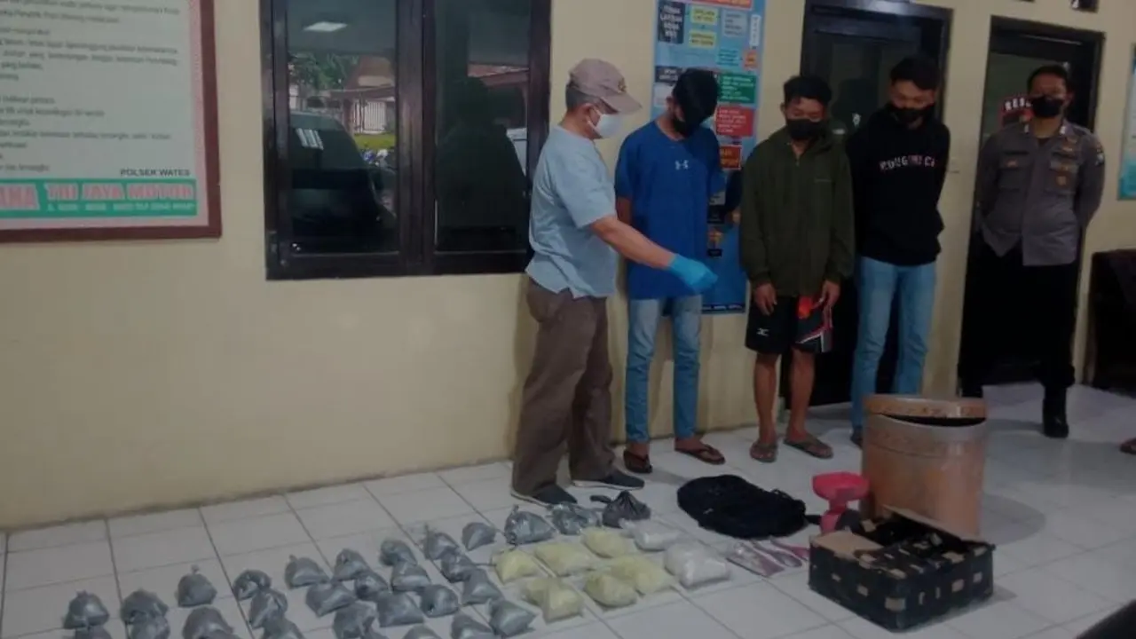 Barang bukti bubuk petasan siap edar di Polsek Wates, Kediri (Liputan6.com/Istimewa)