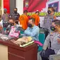 Polrestabes Makassar tangkap perakit bom ikan (Liputan6.com/Fauzan)