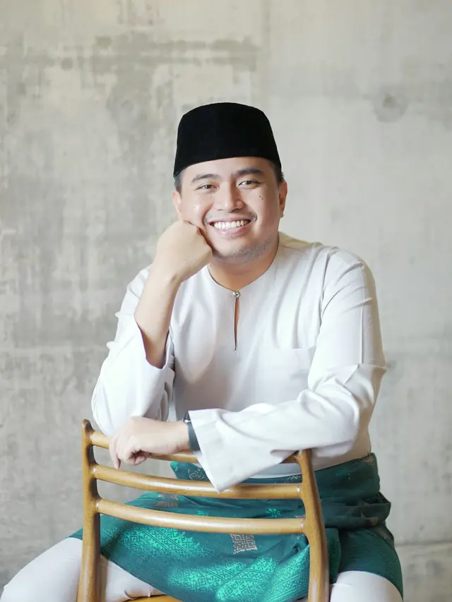 Baju Kurung Cekak Musang Dipadukan dengan Songket