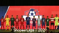Sejumlah pemain perwakilan dari 18 klub peserta Shopee Liga 1 2020 menunjukan jersey tim saat launching Shopee Liga 1 di Hotel Fairmont, Jakarta, Senin (24/2). Sebanyak 18 klub pamerkan jersey untuk kompetisi Shopee Liga 1 2020. (Bola.com/Yoppy Renato)