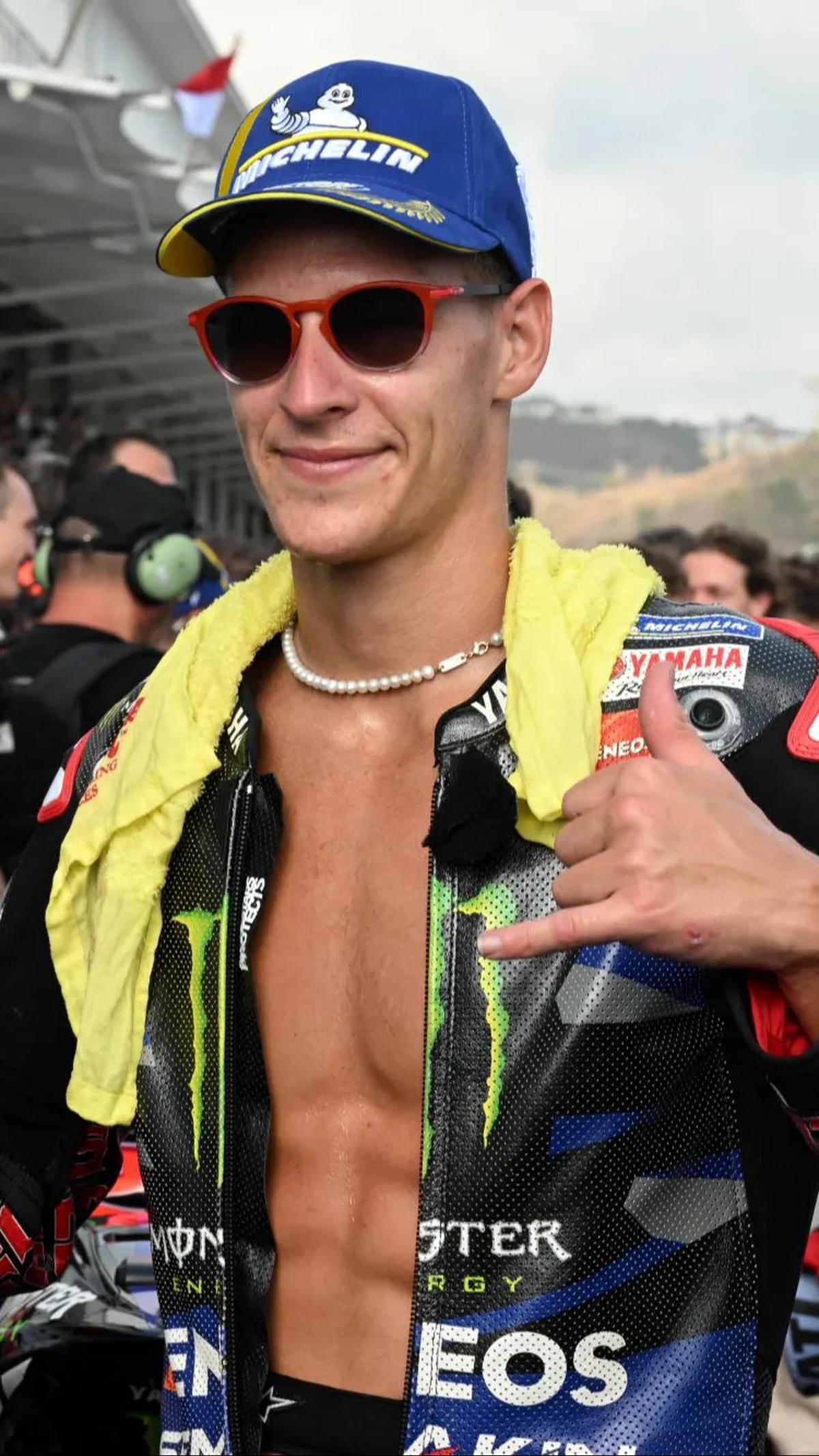 Selain itu, Fabio Quartararo punya gaya sendiri dalam selebrasi. Dia melepas sepatu balapnya dan melempar ke kerumunan orang yang berada di bawah podium.<br>