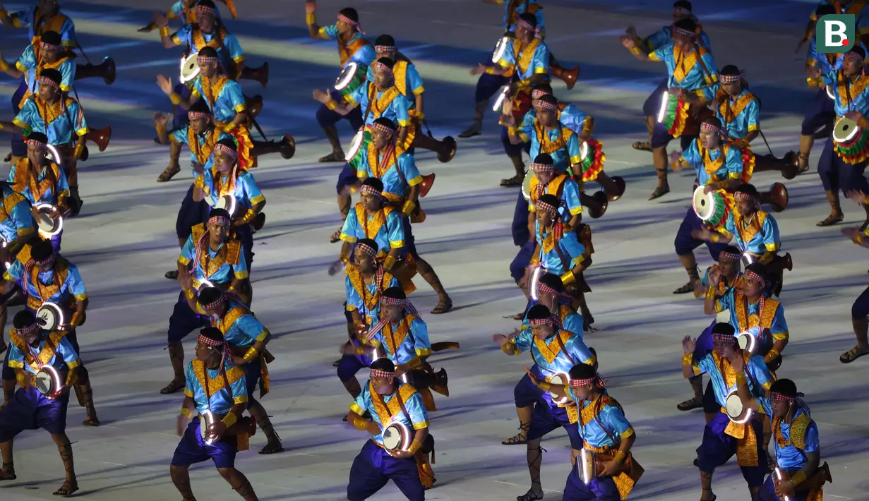 Penampilan kesenian tradisional Kamboja yang bertemakan Cambodia of Journey mengisi rangkaian acara pembukaan (Opening Ceremony) SEA Games 2023 Kamboja di Morodok Techo Stadium, Phnom Penh, Kamboja, Jumat (5/5/2023) malam WIB. (Bola.com/Abdul Aziz)