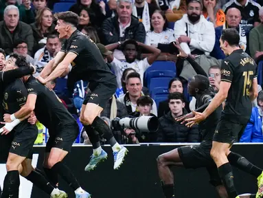 Pemain Valencia merayakan gol yang dicetak oleh Hugo Duro ke gawang Real Madrid pada laga pekan ke-30 La Liga di Stadion Santiago Bernabeu, Sabtu (5/4/2025). (AP Photo/Manu Fernandez)