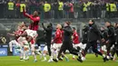Para pemain AC Milan merayakan kemenangan atas Inter Milan pada pertandingan sepak bola Liga Italia di Stadion San Siro, Milan, Italia, 5 Februari 2022. AC Milan menang 2-1. (AP Photo/Antonio Calanni)