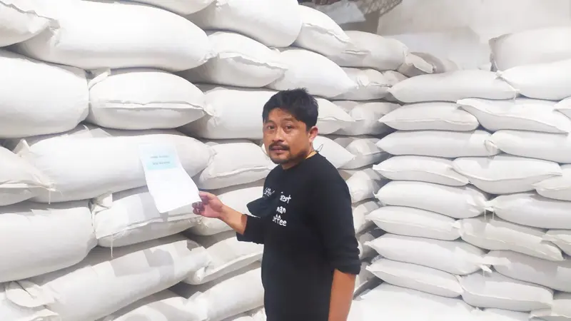 Eksportir Kopi Garut Hamzah Fauzi Nur Amin tengah menunjukan ratusan karung kopi siap eksport yang masih terparkir di Gudangnya, akibat tingginya biaya logistik pengapalan saat ini.