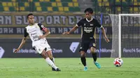 Kapten Persija Jakarta, Rizky Ridho (kiri), berupaya lepas dari penjagaan pemain Dewa United, Kafiatur Rizky, pada pekan 4 BRI Super League 2025/2026 di Banten International Stadium, Serang, Sabtu (29/8/2025) malam WIB. (Bola.com/Abdul Azis)