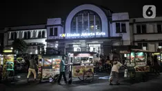 Pedagang berhamburan saat petugas Satpol PP melakukan penertiban di kawasan Kota Tua, Jakarta, Kamis (31/12/2020). Penertiban tersebut dilakukan guna mencegah kerumunan seiring larangan bagi warga merayakan malam Tahun Baru di Kota Tua di tengah pandemi COVID-19. (merdeka.com/Iqbal S. Nugroho)