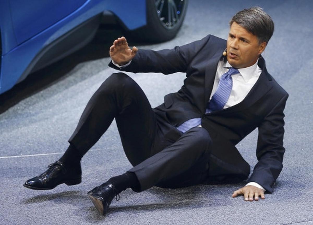 Ini insiden CEO BMW terjatuh saat presentasi di Frankfurt Motor Show