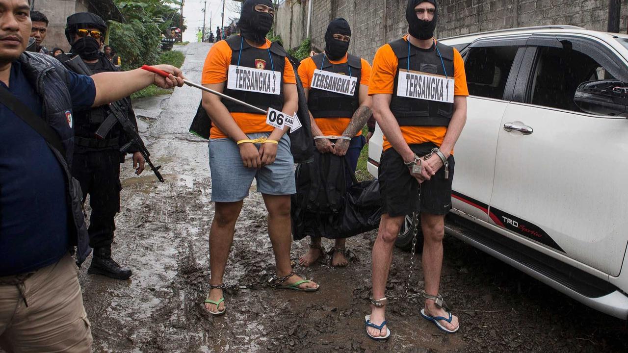 FOTO: Kaki Dirantai, Tiga Tersangka Penembakan WN Australia Jalani Rekonstruksi di Bali