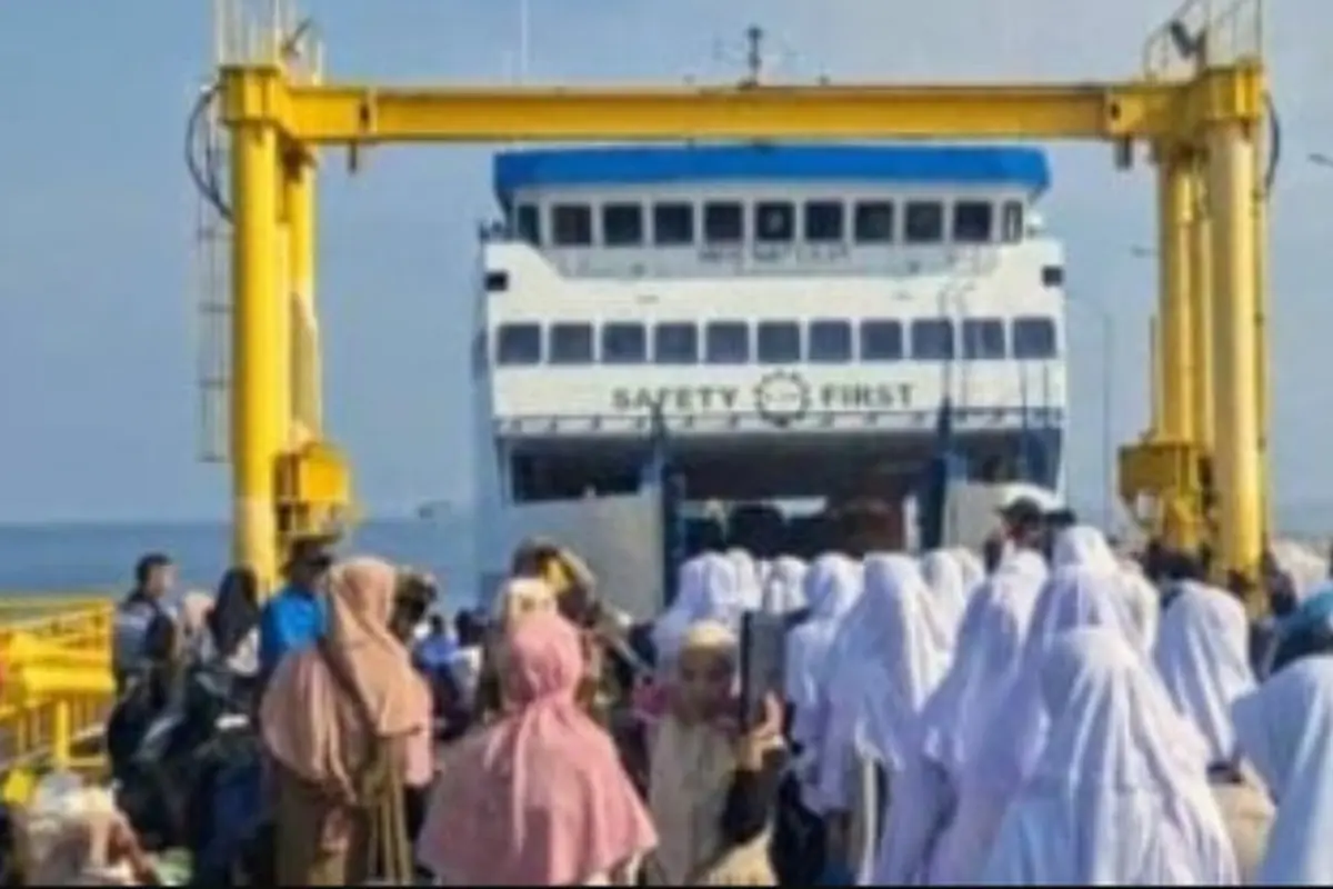 Ratusan santri dari sejumlah pondok pesantren di Kabupaten Situbondo Pulang kampung halamanya di Pulau Madura menjelang puasa melalui Pelabuhan Jangkar  (Istimewa)