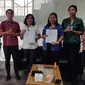 Dina Hardiningsih (tiga dari kiri) memperlihatkan nota Perjanjian Kerja Sama (PKS) usai penandatanganan di Kantor BPJS Denpasar (Dewi Divianta/Liputan6.com)