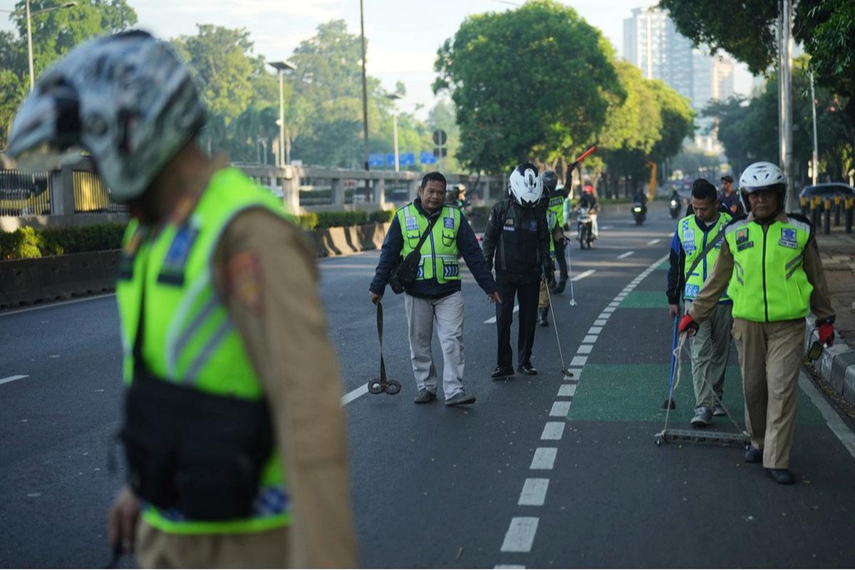 Aksi Tim Saber bersihkan paku di jalanan Jakarta