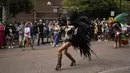Penari mengikuti Karnaval Notting Hill tahunan di London barat, Senin (29/8/2022). Karnaval yang kembali ke jalanan untuk pertama kalinya dalam dua tahun, setelah digagalkan oleh pandemi, adalah salah satu perayaan festival terbesar dari jenisnya di Eropa. (AP Photo/Alberto Pezzali)