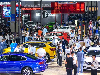 Orang-orang mengunjungi Pameran Otomotif Internasional Changchun China ke-17 di Changchun, Provinsi Jilin, China, pada 10 Juli 2020. Pameran Otomotif Internasional Changchun China yang berlangsung selama 10 hari ini dibuka pada Jumat (10/7). (Xinhua/Xu Chang)