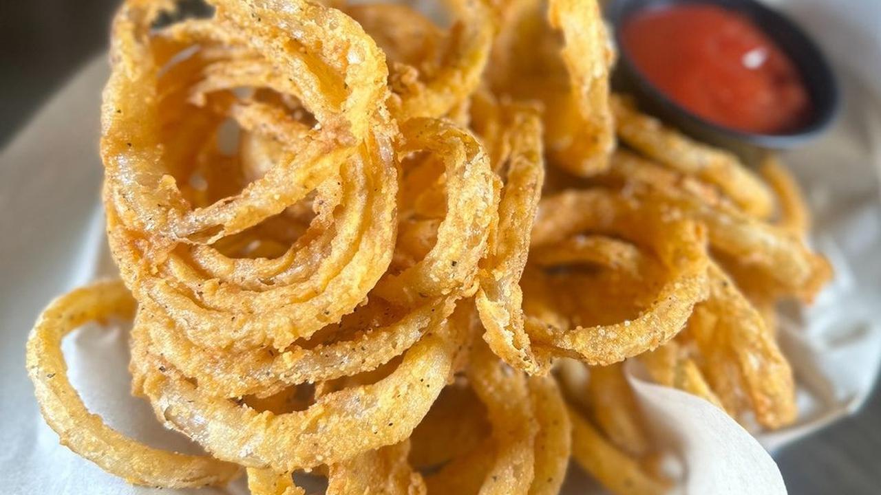 Pakai 1 Bahan Minuman, Ini Cara Bikin Onion Ring Garing dan Tahan Lama