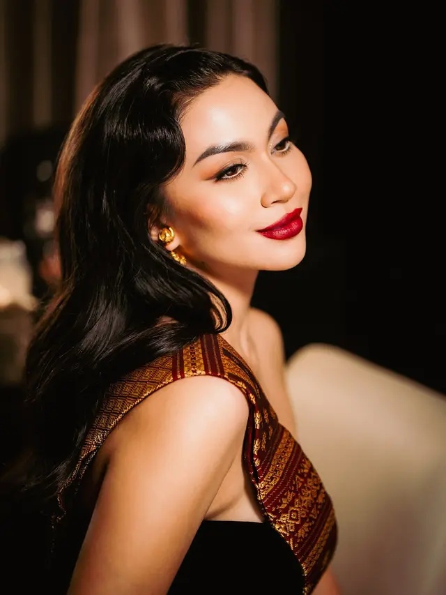 7 Potret Ariel Tatum di Gala Premier Film Catatan Harian Menantu Sinting