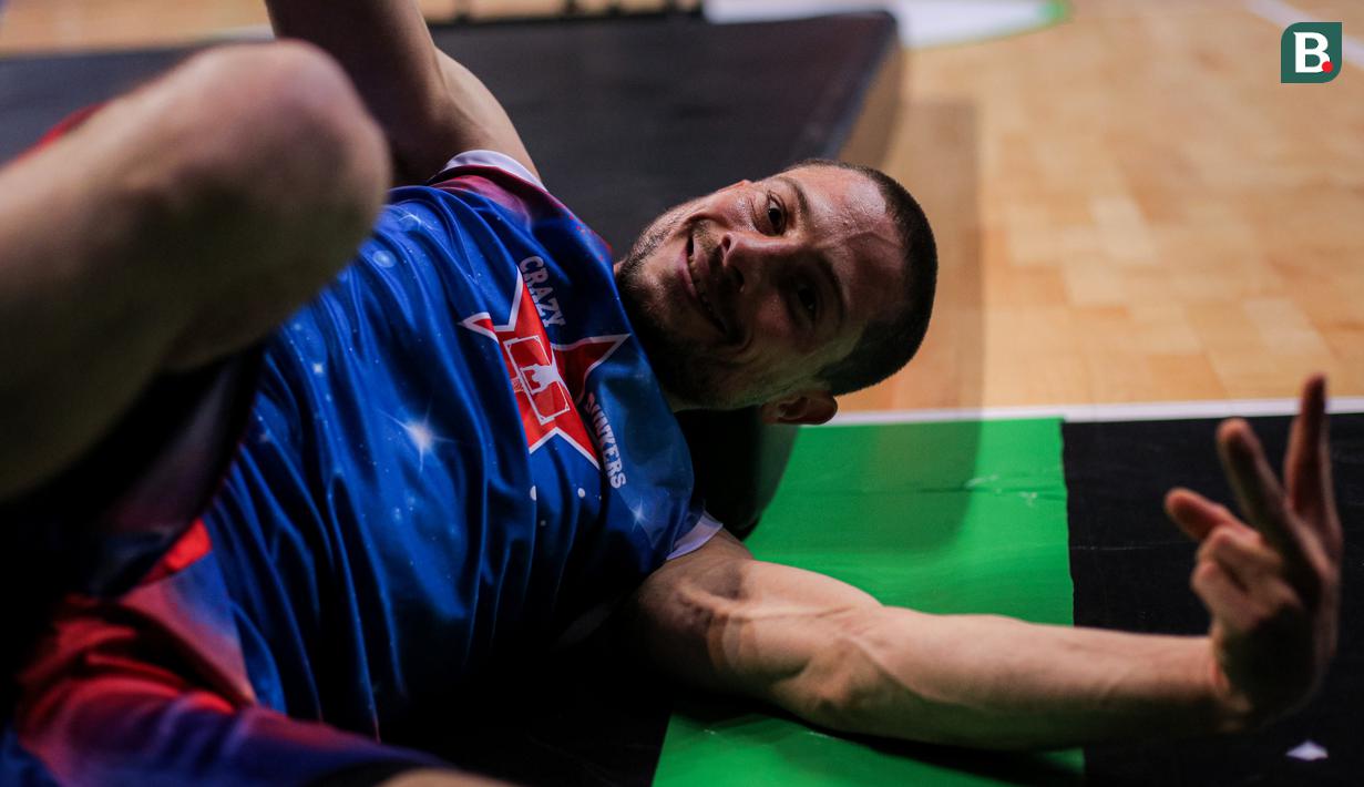Personel Crazy Dunker berpose di depan fotografer setelah melakukan aksi slam dunk akrobatik saat IBL All Star 2024 di Britama Arena, Kelapa Gading, Jakarta, Sabtu (27/04/2024). (Bola.com/Bagaskara Lazuardi)
