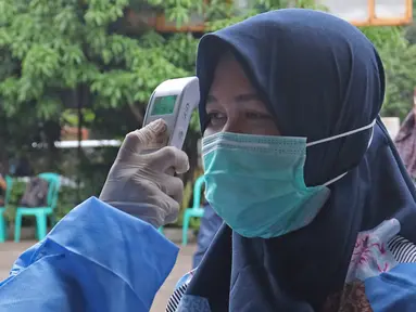Petugas kesehatan melakukan screning saat simulasi vaksin COVID-19 di Puskesmas Tapos, Depok, Jawa Barat, Kamis (22/10/2020). Pemkot Depok menggelar simulasi vaksin COVID-19 dalam rangka persiapan vaksinasi yang rencananya akan dilaksanakan bulan November 2020. (Liputan6.com/Herman Zakharia)