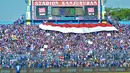 Bendara Merah Putih saat dibentangkan di tribune Stadion Kanjuruhan jelang pertandingan Arema melawan Persebaya (15/8/2019). (Bola.com/Iwan Setiawan)