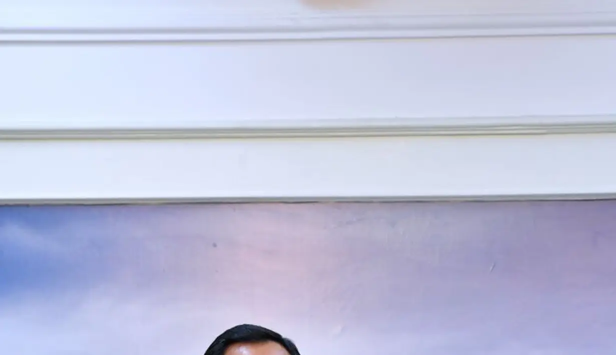 Kapolri Jenderal Tito Karnavian menunjukkan sketsa tersangka kasus penyerangan Novel Baswedan usai pertemuan tertutup dengan Presiden RI Jokowi di Istana, Jakarta, Senin (31/7). Polri akan membentuk tim gabungan Polri-KPK. (Laily Rachev/Biro Pers Setpres)