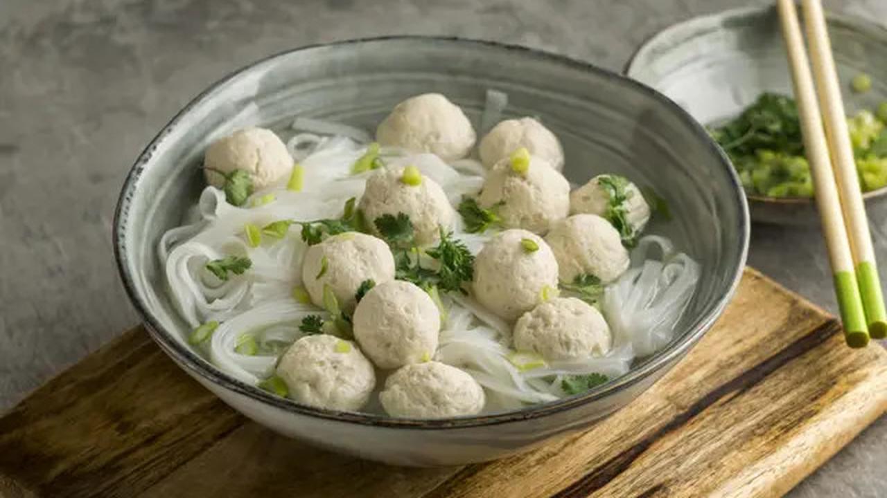 Cara Mudah Membuat Bakso Isi Telur Antigagal di Rumah