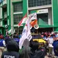 Ratusan buruh yang tergabung dalam Federasi Serikat Pekerja Metal Indonesia (FSPMI) menggelar aksi unjuk rasa di Kantor BPJS Ketenagakerjaan Nagoya Batam, Jumat (18/2/202). (Liputan6.com/ Ajang Nurdin)