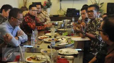 Ketua DPP Golkar Agun Gunandjar (kanan) berbicara saat menggelar silaturahmi sesama pengurus Golkar Riau pasca konflik dualisme pengurus di Restoran Puang Oca, Jakarta, Selasa (16/2). (Liputan6.com/JohanTallo)