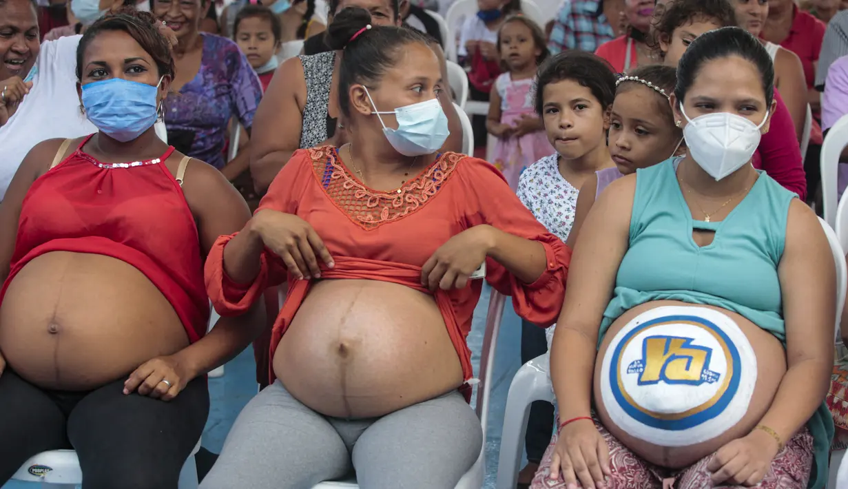 Ibu hamil mengikuti kontes La Madre Panza (Perut Ibu) untuk merayakan Hari Ibu di Managua, Nicaragua, 30 Mei 2022. Kontes Perut Ibu terdiri dari pemberian hadiah kepada ibu hamil dengan perut terbesar. (OSWALDO RIVAS/AFP)