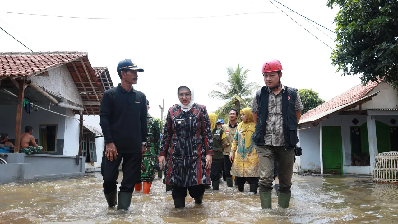 Pj. Bupati Lumajang, Indah Wahyuni terjun langsung meninjau lokasi banjir