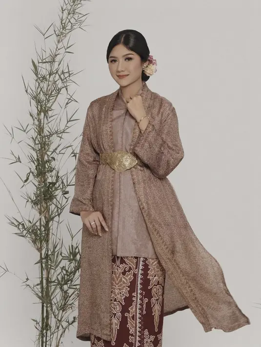 Kali ini paduan material menghadirkan gaya berwastra yang kian istimewa. [Foto: Instagram/ Erina Gudono]