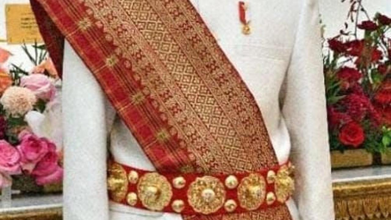 Baju Pepadun 

Pada HUT ke-76, Presiden Jokowi hadir dengan mengenakan baju adat yang berasal dari Lampung. Jika dilihat, Baju Pepadun memiliki ciri khas pada jenis kain dan topinya. Baju ini kerap dikenakan oleh para pemuka adat Lampung.