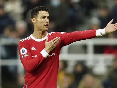 Megabintang asal Portugal ini terbukti masih mampu menunjukan kepiawaiannya dalam mencetak gol dengan torehan 18 gol di Premier League musim lalu. Meski usianya telah menginjak 37 tahun namun bomber MU ini diprediksi bisa bersaing dalam perebutan top skor Liga Inggris musim depan. (AP/Jon Super)