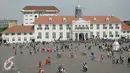 Sejumlah warga berwisata di Kawasan Kota Tua, Jakarta, Jumat (8/7). Kota Tua menjadi salah satu pilihan masyarakat Jakarta ataupun luar Jakarta, untuk mengisi libur lebaran. (Liputan6.com/Gempur M Surya)