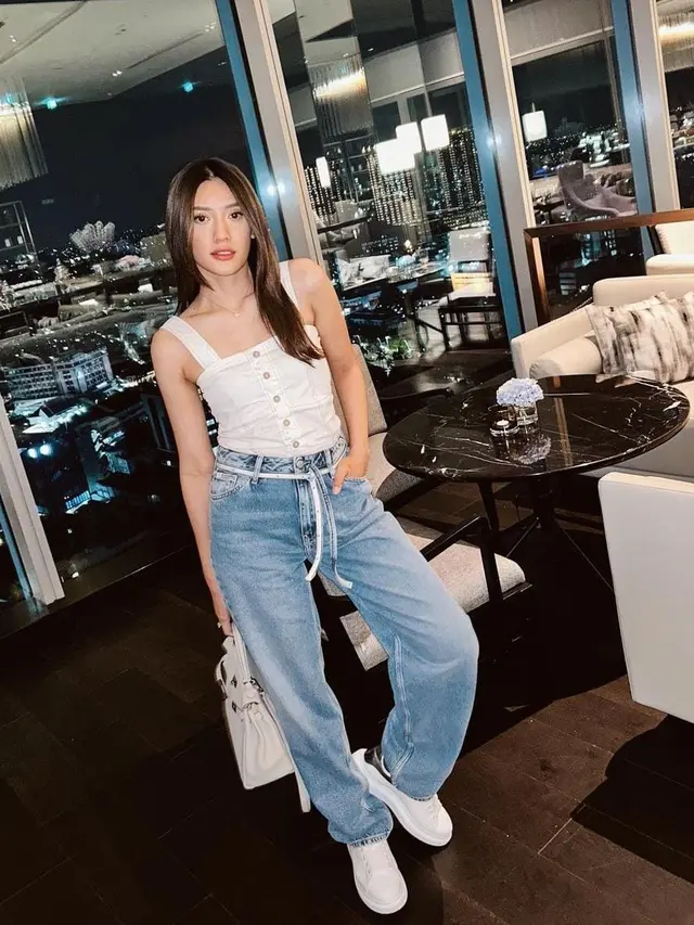 Anissa Aziza saat memakai pakaian putih