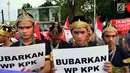Massa berkostum wayang orang menggelar aksi di depan Istana, Jakarta, Jumat (13/9/2019). Dalam aksinya, mereka mendukung Presiden Jokowi dan DPR RI merevisi Undang-Undang KPK dalam rangka memperkuat langkah pemberantasan korupsi. (Liputan6.com/Johan Tallo)