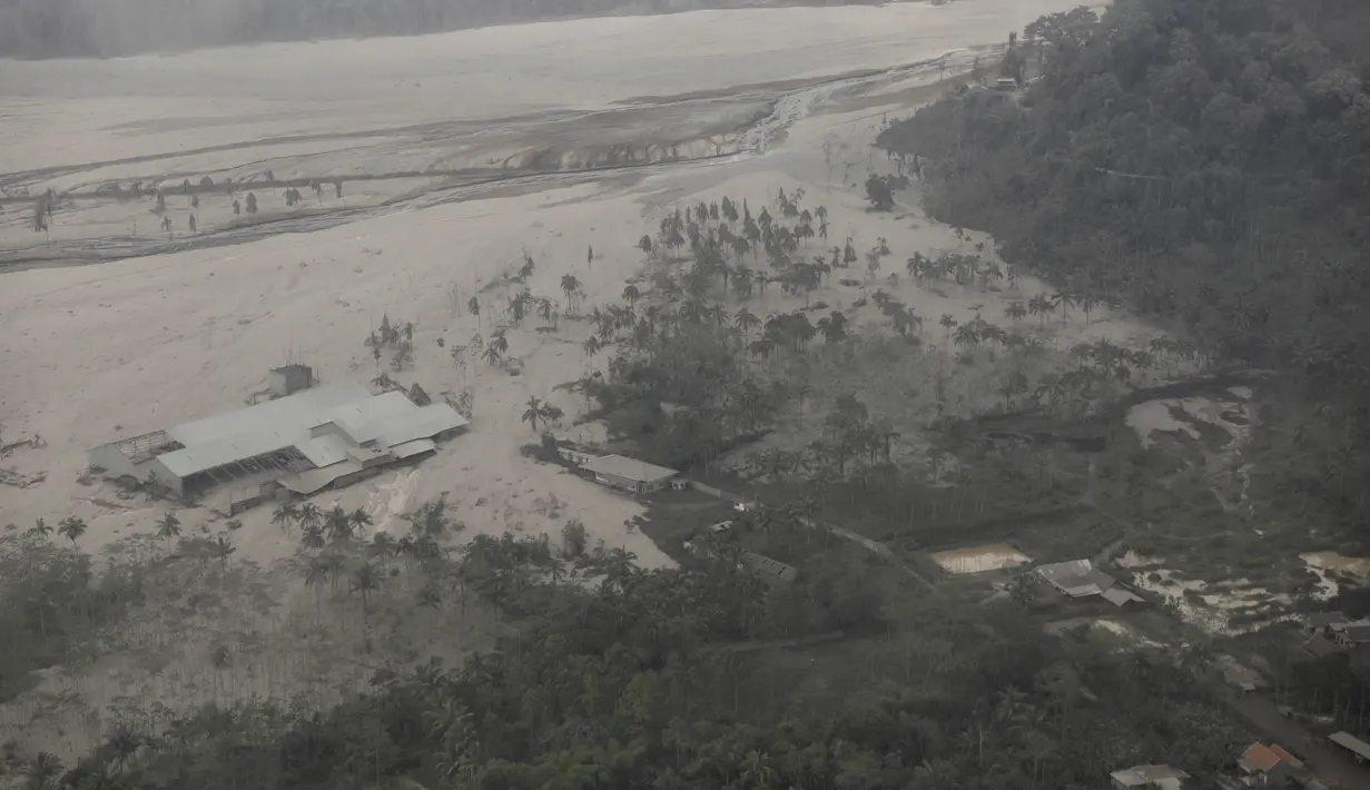 Abu erupsi Gunung Semeru menyelimuti kawasan Lumajang, Jawa Timur, Minggu (5/12/2021). Gunung Semeru di Jawa Timur kembali meletus pada Sabtu (4/12/2021) pada pukul 15.00 WIB. (AP Photo/Trisnadi)