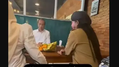 <p>Jokowi Makan Siang Bareng Master Limbad di Solo, Cara Komunikasinya Bikin Penasaran. foto: (dok.Instagram @limbadindonesia/https://www.instagram.com/p/DCWEwY7S6td/Henry)</p>