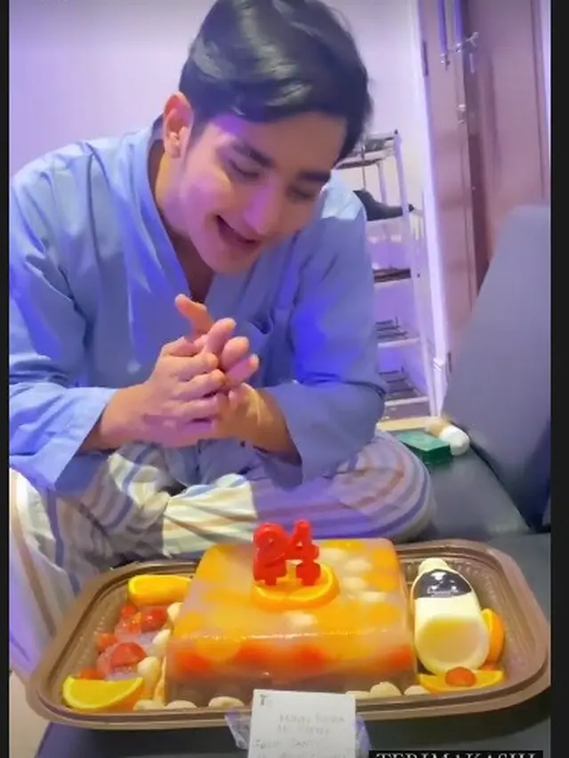 Meski ulang tahunnya sudah dua pekan yang lalu, bintang sinetron Bawang Putih Berkulit Merah ini masih mendapat hadiah dari fans (Instagram Stories)