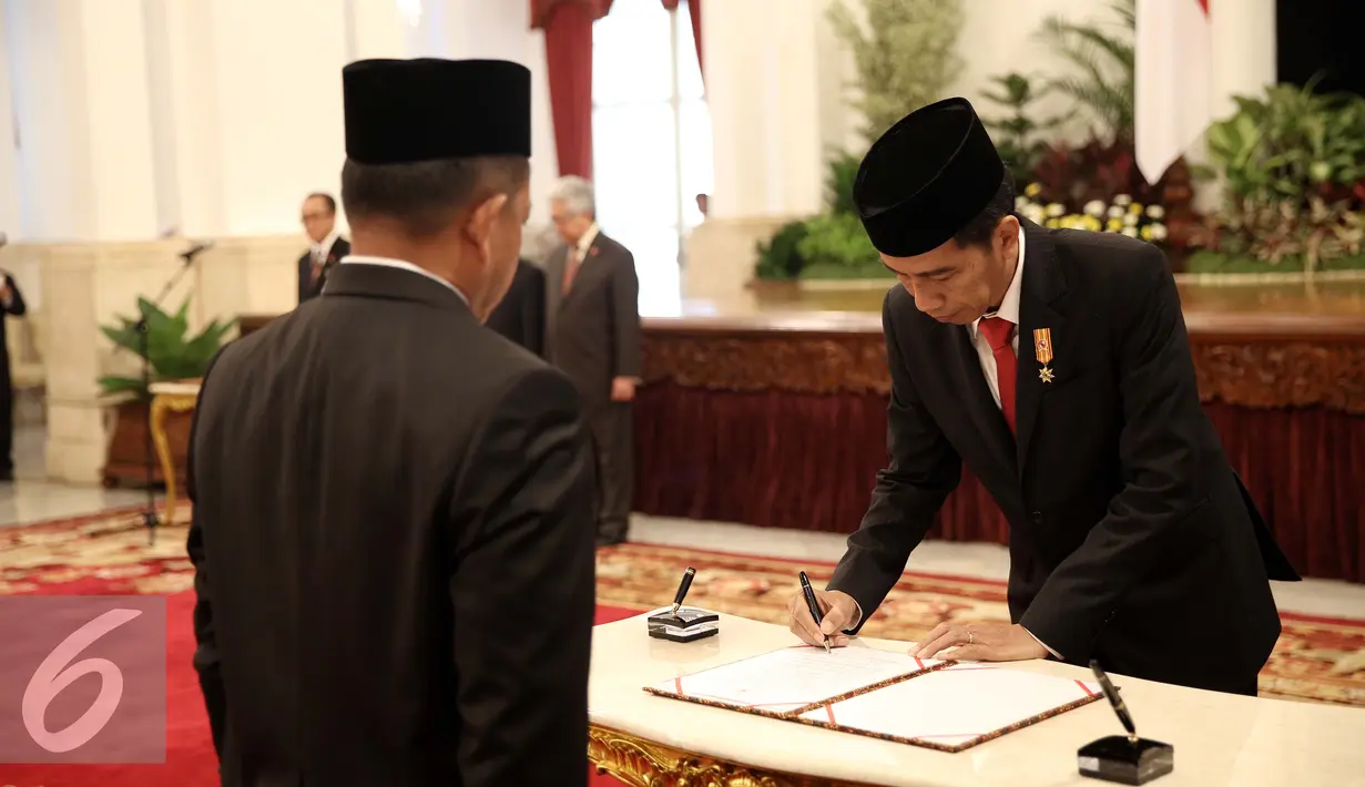  Presiden Jokowi menandatangani saat melantik Kepala Badan Nasional Penanggulangan Terorisme (BNPT) dan Kepala Badan Keamanan Laut (Bakamla) di Istana Negara, Jakarta, Rabu (16/3). (Liputan6.com/Faizal Fanani)
