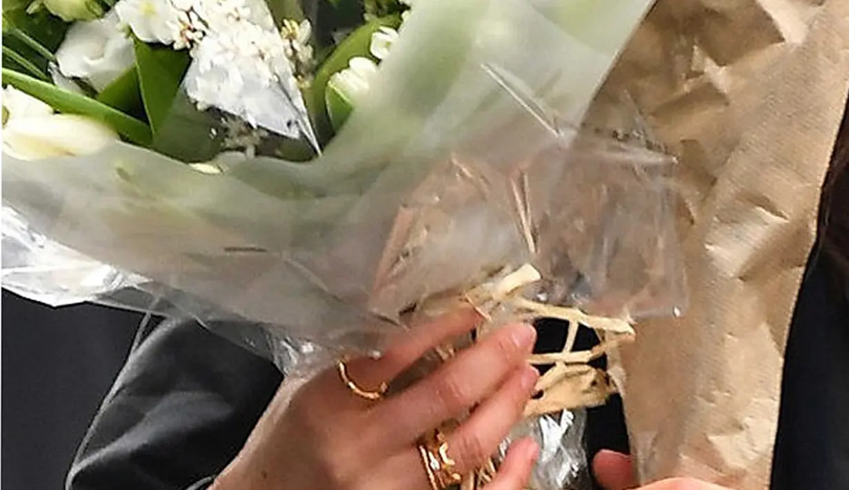 Melansir dailymail.com (7/2), Meghan Markle terlihat sedang berlenggang di kawasan London pada Minggu (5/2/2017). Aktris cantik ini terlihat sedang membawa rangkaian bunga, dan tampak cincin berinisial huruf H di jarinya. (doc.dailymail.com)