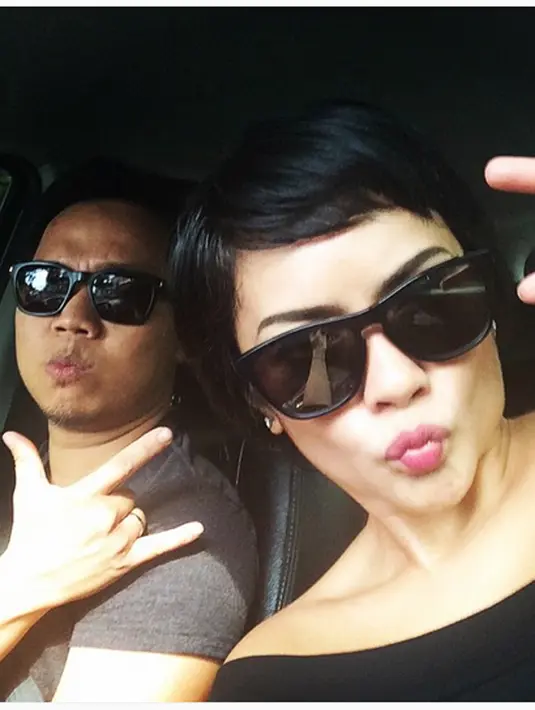 Pasangan ini kompak mengenakan kaca mata hitam. Momen kebersamaan yang sulit tercipta kembali. (Instagram/@mssechan)