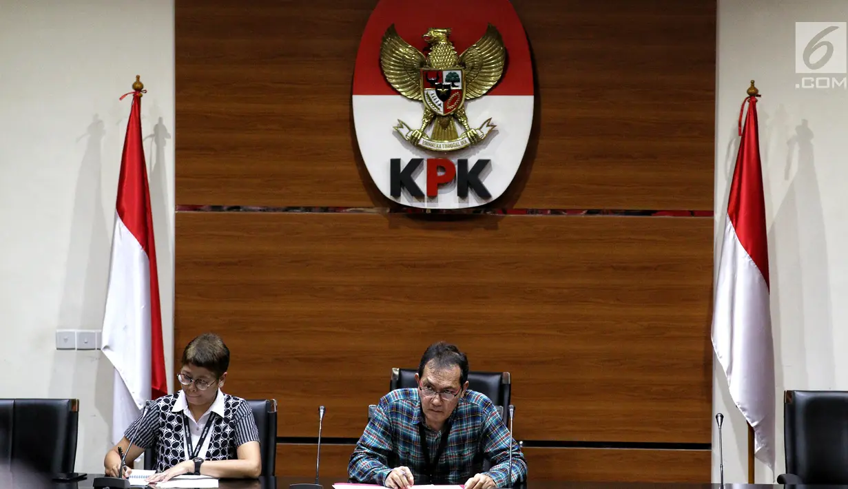 Wakil Ketua KPK Saut Situmorang dan Kabiro Humas Yeyek Andriati saat keterangan pers terkait dugaan suap Pejabat Kementerian PUPR yang melibatkan 21 orang sebesar Rp 429 milliar di Gedung KPK, Jakarta, Minggu (30/12) dini hari. (Liputan6.com/Johan Tallo)