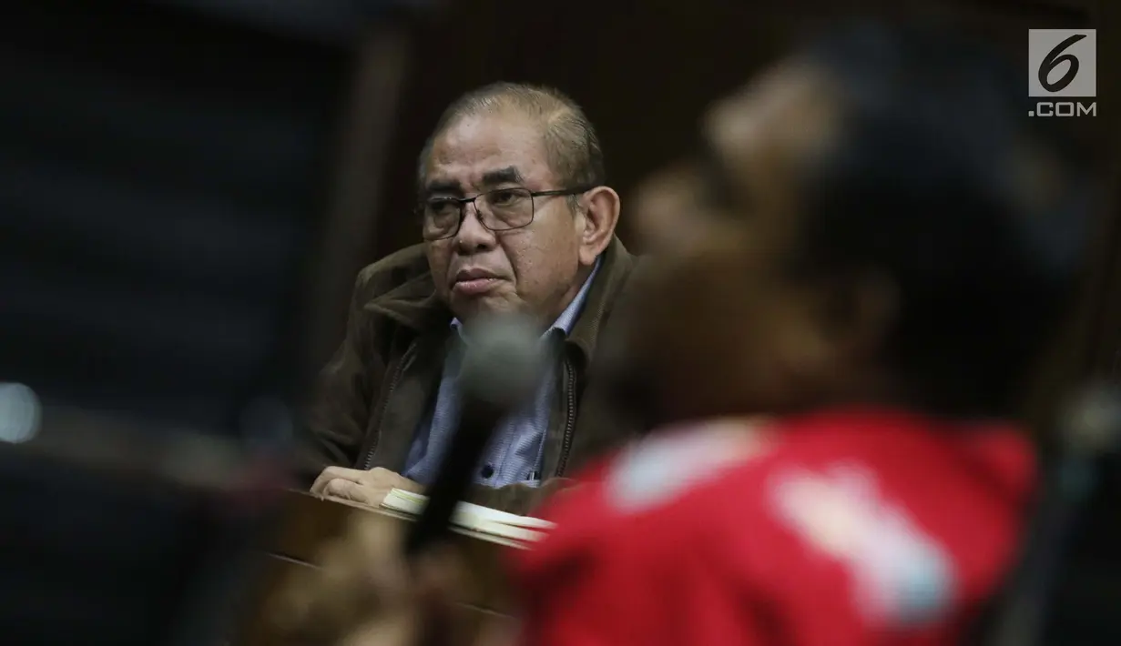 Terdakwa kasus dugaan suap limbah sawit yang juga mantan KetuaKomisi B DPRD Provinsi Kalteng Borak Milton menyimak keterangan saksi saat sidang lanjutan di Pengadilan Tipikor, Jakarta, Rabu (8/5/2019). Sidang tersebut beragenda mendengar keterangan dua orang saksi (Liputan6.com/Helmi Fithriansyah)