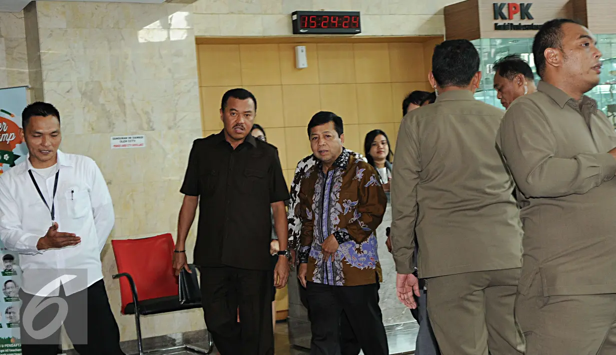 Ketua Dewan Perwakilan Rakyat Setya Novanto meninggalkan lokasi usai menjalani pemeriksaan, di Gedung KPK, Jakarta, Selasa (13/12). Sebelumnya KPK telah menetapkan dua orang tersangka dalam kasus pengadaan e-KTP.(Liputan6.com/Helmi Affandi)