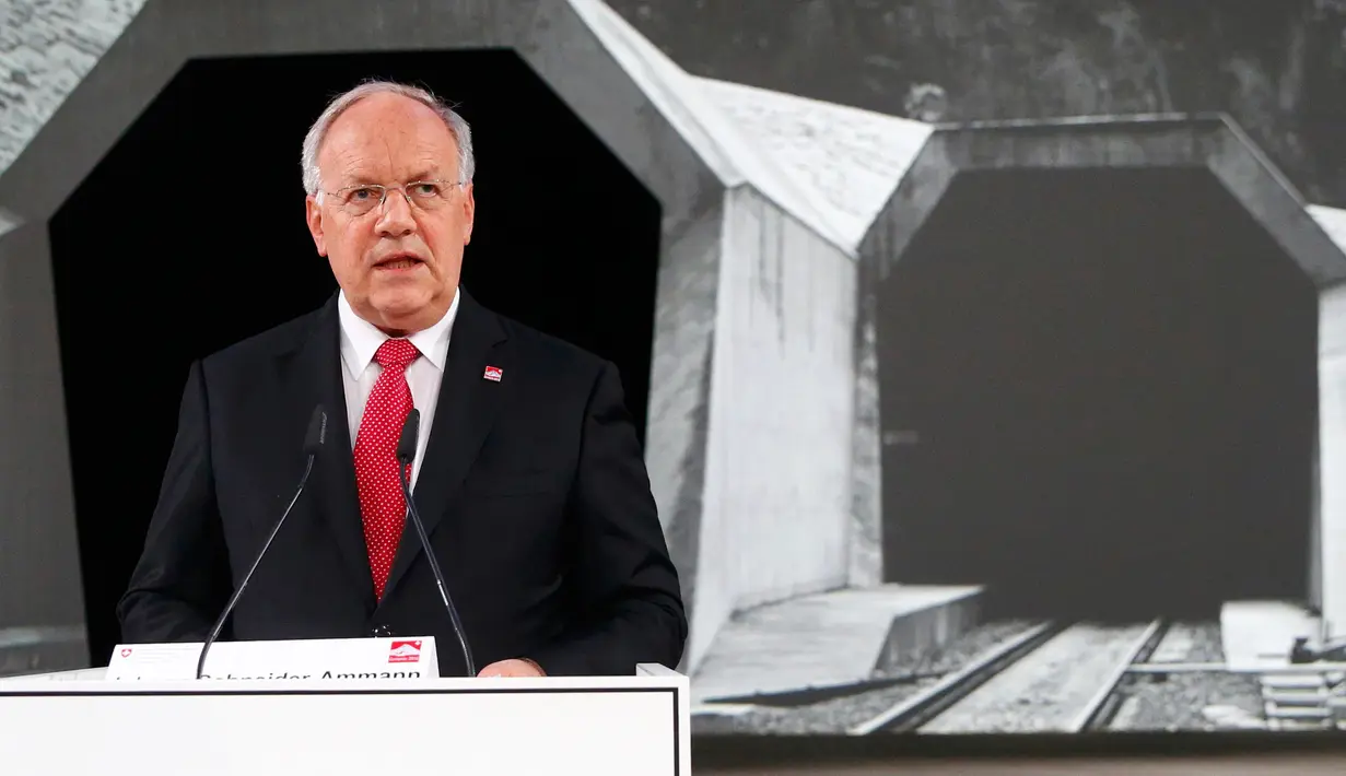 Presiden Swiss Johann Schneider-Ammann menyampaikan sambutan pada peresmian terowongan terpanjang di dunia, Gotthard Base Tunnel (GBT), di Swiss, Rabu (1/6). Terowongan itu membentang sepanjang 57 km di bawah Pegunungan Alpen. (REUTERS/Arnd Wiegmann)