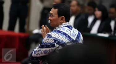 Terdakwa Basuki Tjahaja Purnama atau Ahok setelah mendengarkan pembacaan putusan sidang oleh Majelis Hakim di Kementan, Jakarta, Selasa (9/5). Pada sidang vonis, majelis hakim memvonis Ahok pidana penjara dua tahun. (Liputan6.com/RAMDANI/Pool)