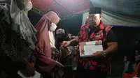 Relawan Laskar Ganjar-Puan (LGP) membagikan 150 beasiswa kuliah bagi warga Kranji, Kota Bekasi, Jawa Barat. (Ist)