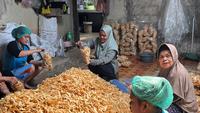 Aktivitas Produksi Keripik Cipuy Renyah