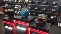 Dua helm keluaran terbaru NJS di seri GT series Carbon, ZX1R GT Carbon dan Kairoz GT Half, yang di resmikan di IMOS 2024. (Liputan6.com/ Rendy Yansah)